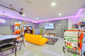 Mid-Century Lakeland Home with Game Room!